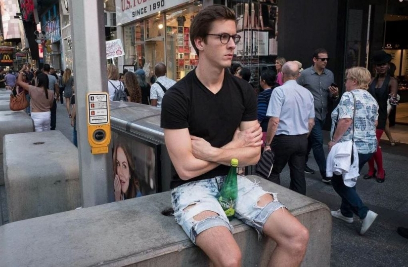 "A game of observation and imagination": how a street photographer from Spain struggles with boredom "A game of observation and imagination": how a street photographer from Spain struggles with boredom