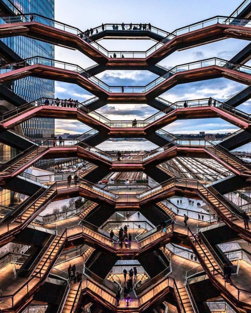A grand staircase leading to nowhere: a new attraction has appeared in New York