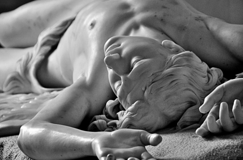 A living heart beats under the marble skin