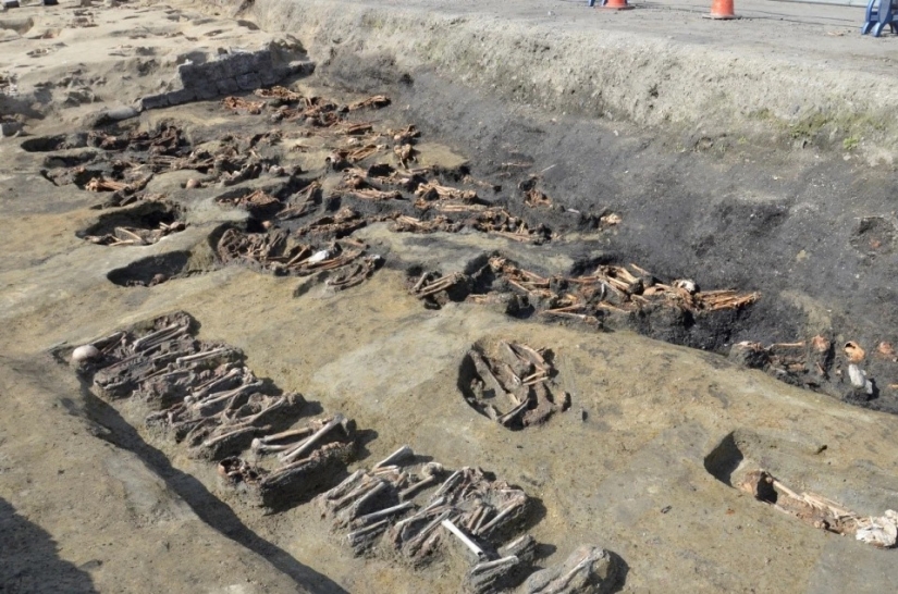 A mass grave with thousands of twisted skeletons in small niches has been discovered in Japan