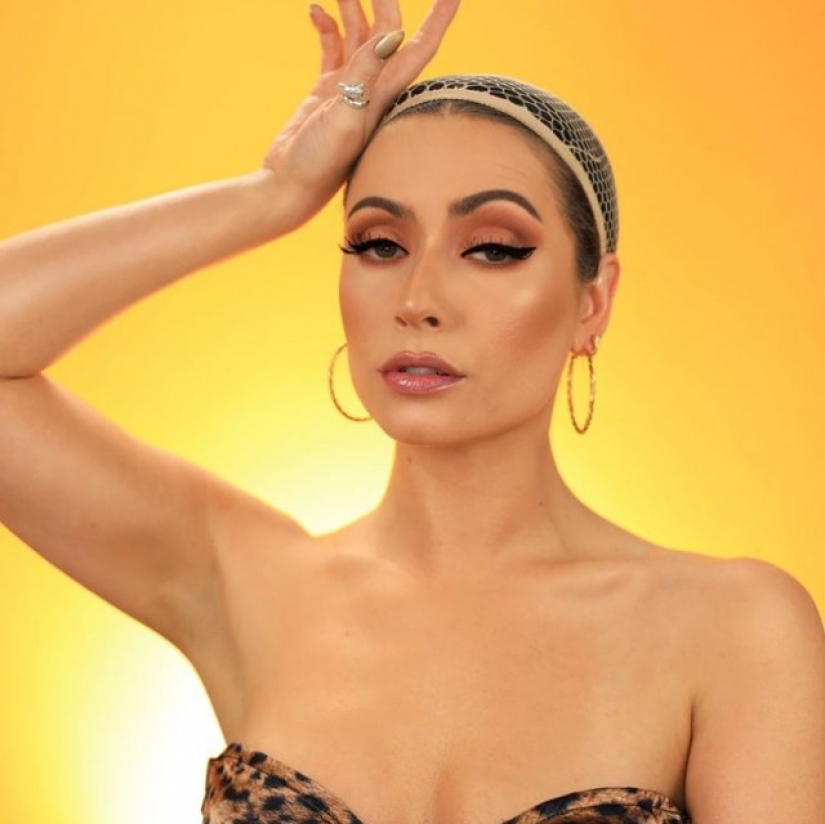 A master of disguise, cosplayers Annie Thomas