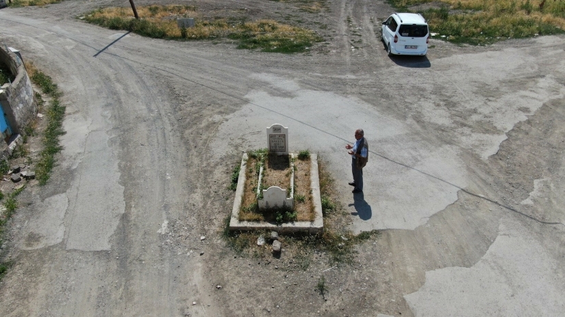 A mystical grave in the middle of a road in a Turkish city raises many questions A mystical grave in the middle of a road in a Turkish city raises many questions