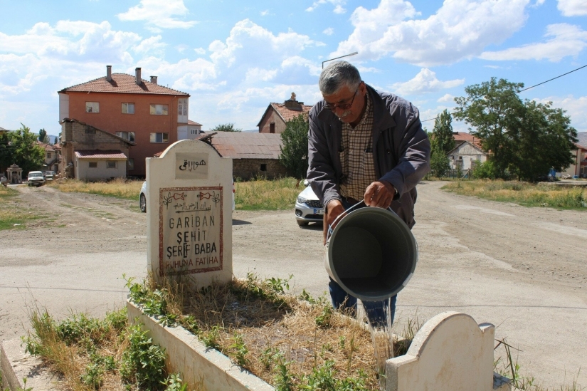A mystical grave in the middle of a road in a Turkish city raises many questions A mystical grave in the middle of a road in a Turkish city raises many questions