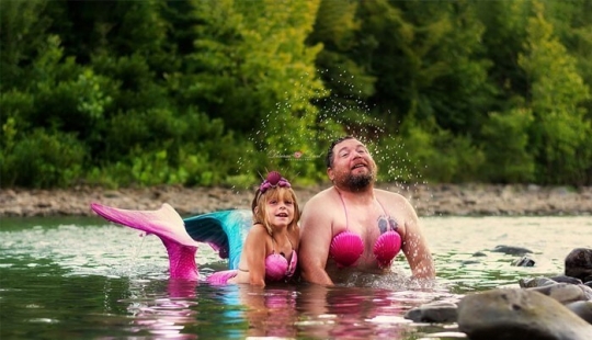 A photo shoot of a father with a little daughter in the image of mermaids conquered social networks A photo shoot of a father with a little daughter in the image of mermaids conquered social networks