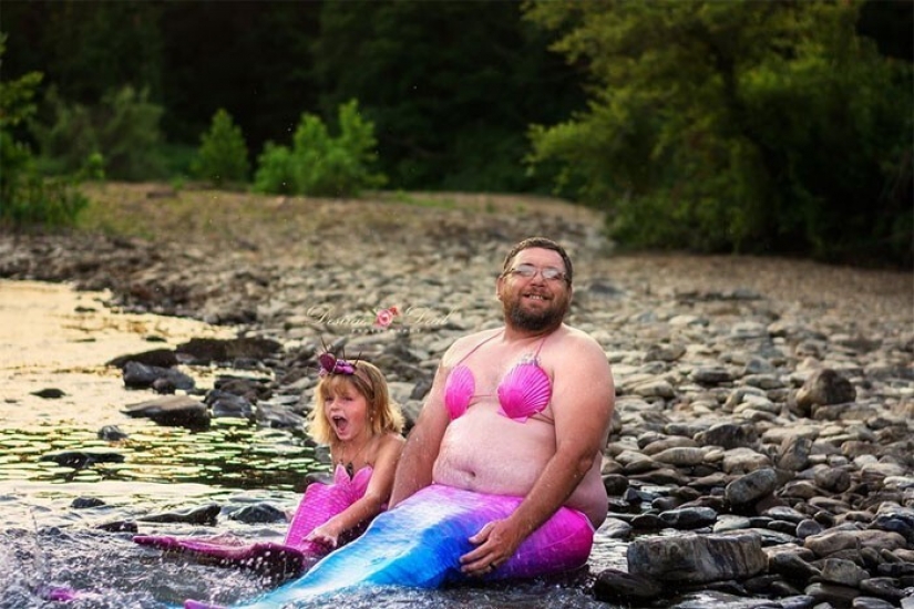 A photo shoot of a father with a little daughter in the image of mermaids conquered social networks