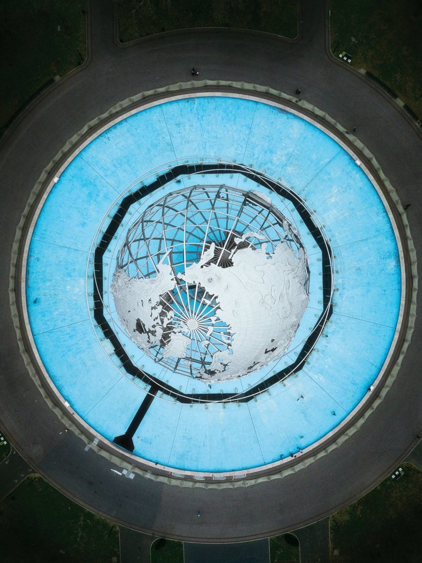 A self-taught photographer from the Philippines shows the secrets of creating masterpieces from nothing