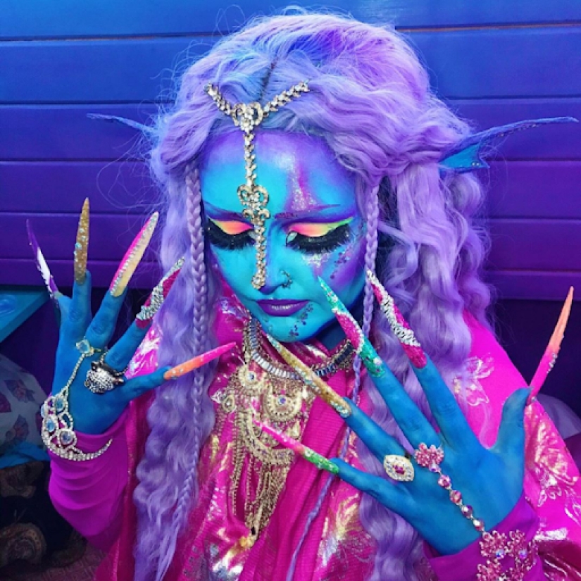 A special girl, Lauraya Lee, considers herself an alien and dreams of blue skin