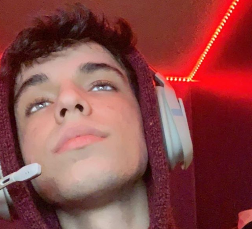 A student from the USA became a star of the social network because of an abnormally large body part A student from the USA became a star of the social network because of an abnormally large body part
