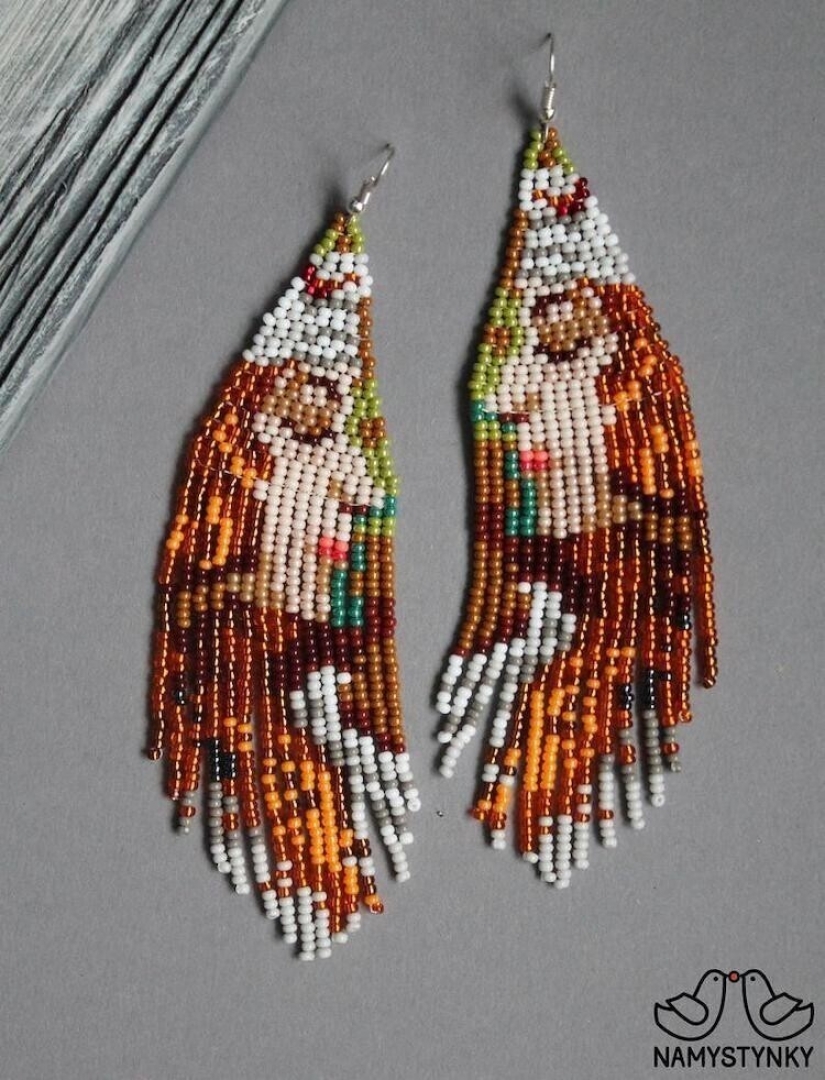 A talented Ukrainian woman makes beaded earrings based on the plots of famous paintings