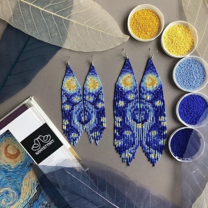 A talented Ukrainian woman makes beaded earrings based on the plots of famous paintings