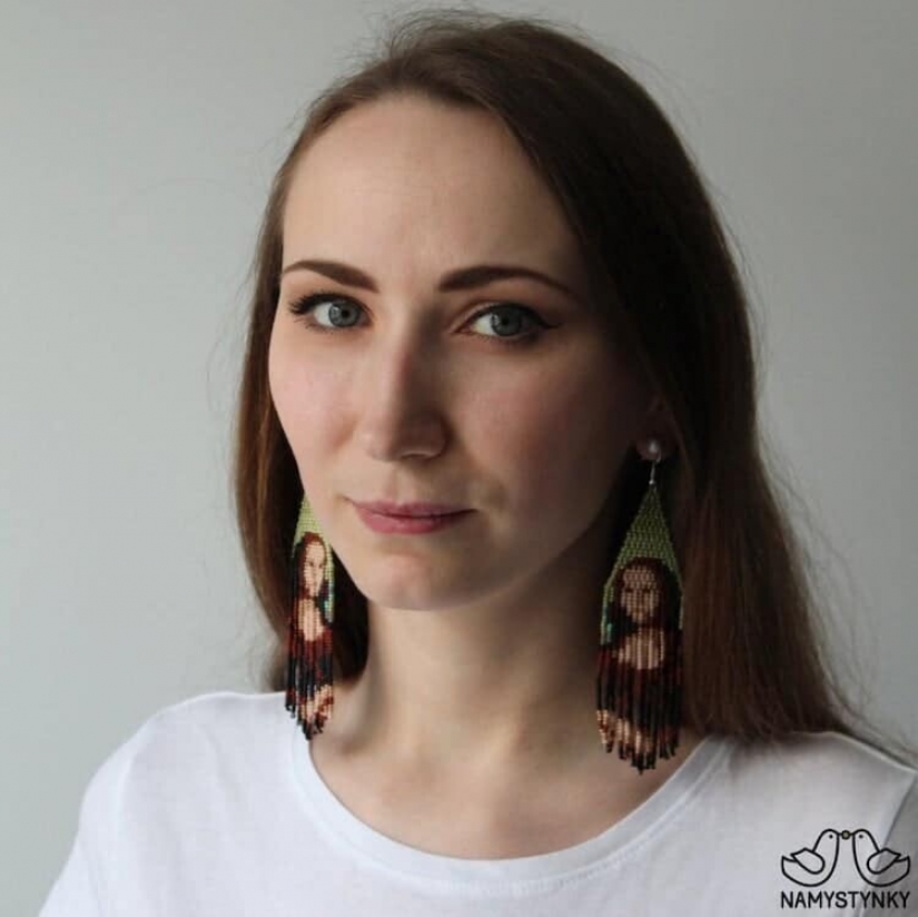 A talented Ukrainian woman makes beaded earrings based on the plots of famous paintings