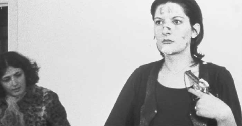 A terrible experiment: the artist stood at attention for 6 hours and allowed the audience to do anything with her