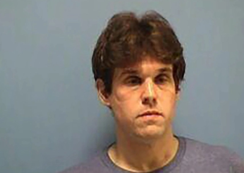 A vicious priest was arrested for having sex with two women on the church altar A vicious priest was arrested for having sex with two women on the church altar