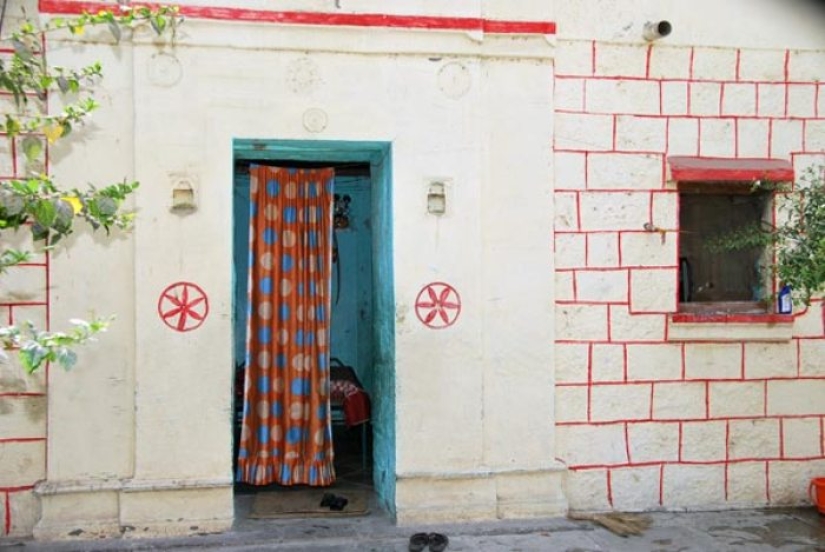 A village without doors. Why worshippers of the god Shani are not afraid of thieves