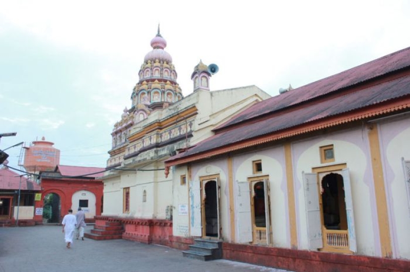 A village without doors. Why worshippers of the god Shani are not afraid of thieves