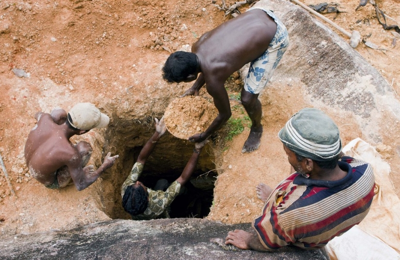 A well was dug in the yard in Sri Lanka, and half a ton of sapphires worth $ 100 million were dug out