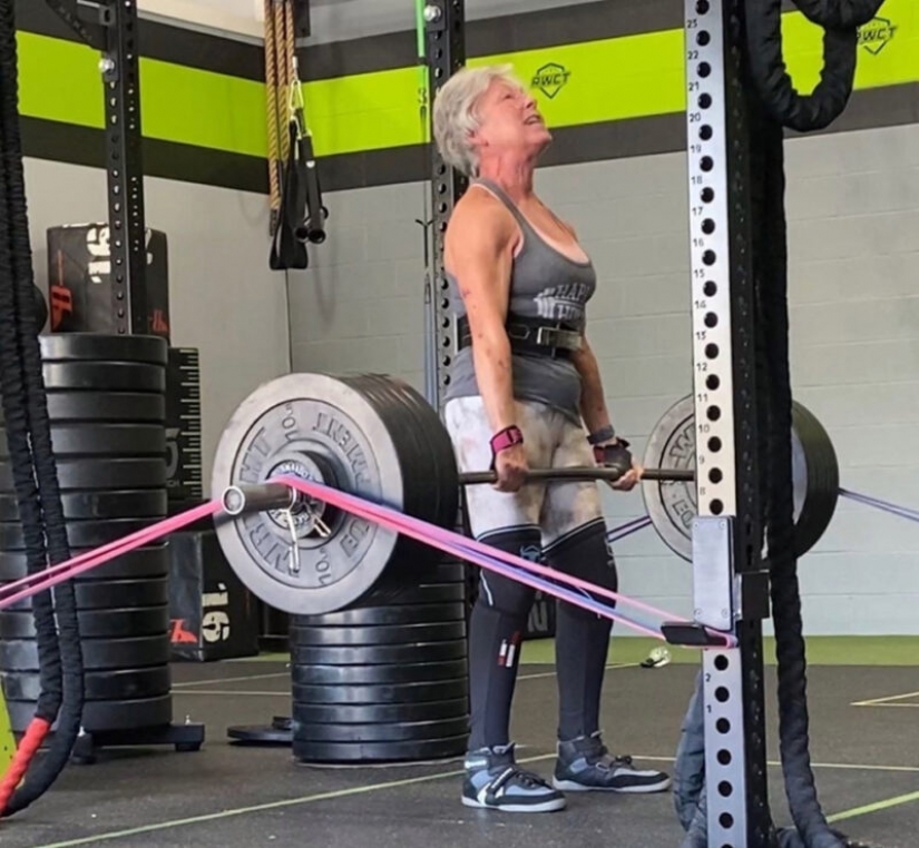 Abuelita en maximalki: powerlifter de 71 años presiona juguetonamente la barra