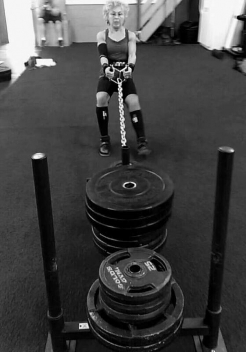 Abuelita en maximalki: powerlifter de 71 años presiona juguetonamente la barra