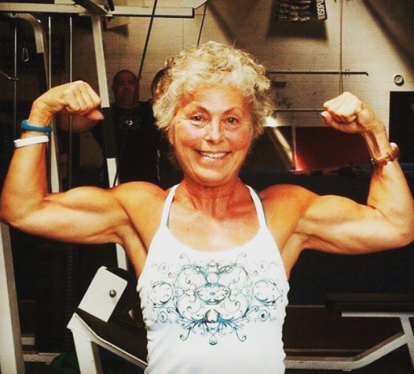 Abuelita en maximalki: powerlifter de 71 años presiona juguetonamente la barra