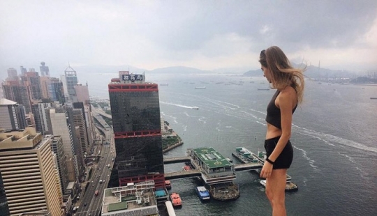 Adorable Muscovite takes the most dangerous selfies