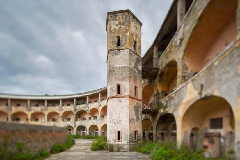 Alcatraz italiano: antigua colonia en la isla de Santo Stefano está previsto que se convierta en un museo Alcatraz italiano: antigua colonia en la isla de Santo Stefano está previsto que se convierta en un museo