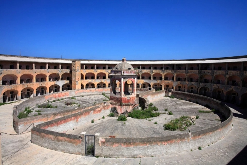 Alcatraz italiano: antigua colonia en la isla de Santo Stefano está previsto que se convierta en un museo Alcatraz italiano: antigua colonia en la isla de Santo Stefano está previsto que se convierta en un museo