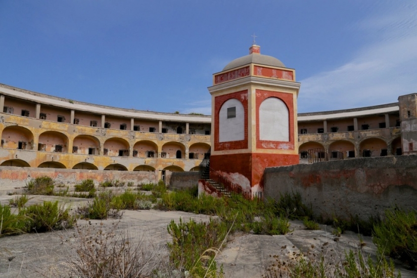 Alcatraz italiano: antigua colonia en la isla de Santo Stefano está previsto que se convierta en un museo Alcatraz italiano: antigua colonia en la isla de Santo Stefano está previsto que se convierta en un museo