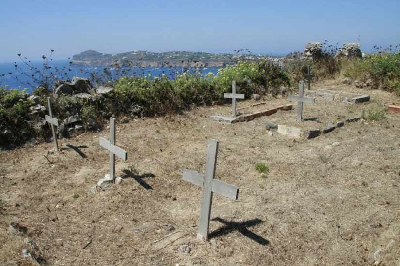 Alcatraz italiano: antigua colonia en la isla de Santo Stefano está previsto que se convierta en un museo Alcatraz italiano: antigua colonia en la isla de Santo Stefano está previsto que se convierta en un museo