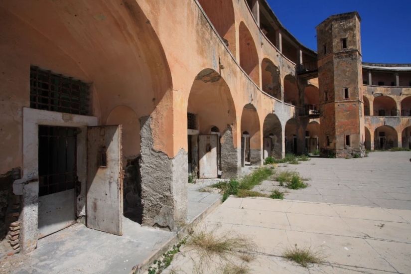Alcatraz italiano: antigua colonia en la isla de Santo Stefano está previsto que se convierta en un museo Alcatraz italiano: antigua colonia en la isla de Santo Stefano está previsto que se convierta en un museo