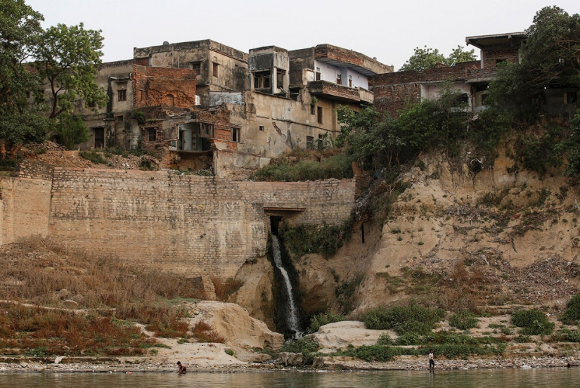 All colors of dirt: how Indians kill the sacred river Ganges