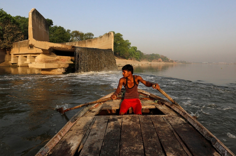 All colors of dirt: how Indians kill the sacred river Ganges