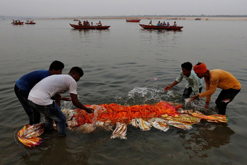 All colors of dirt: how Indians kill the sacred river Ganges