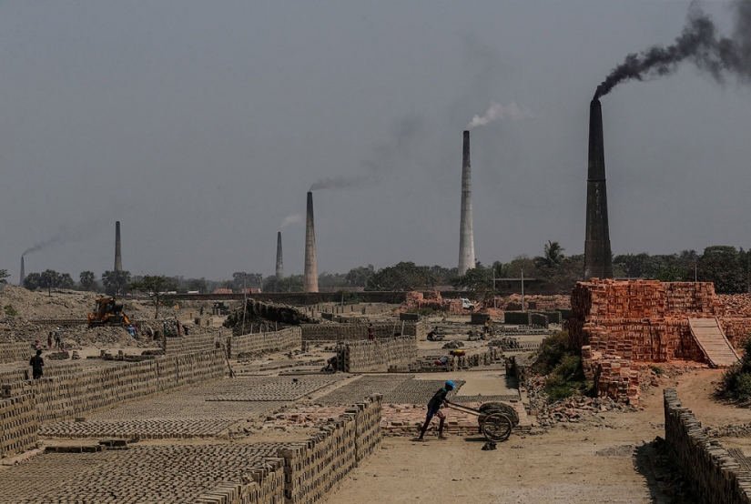 All colors of dirt: how Indians kill the sacred river Ganges