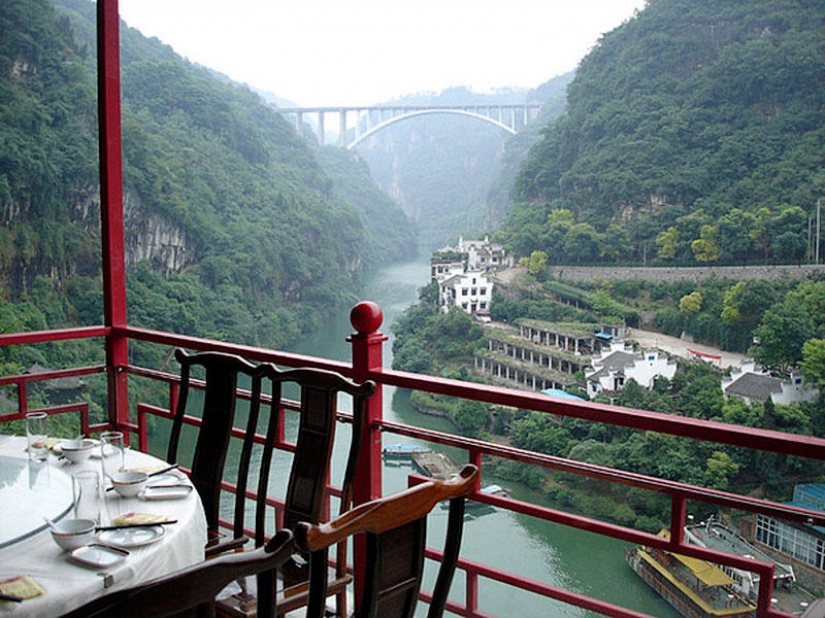 Amazing hanging restaurant in China Amazing hanging restaurant in China