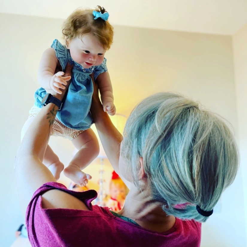American woman takes care of realistic babies to drown out the pain of parting with her own children American woman takes care of realistic babies to drown out the pain of parting with her own children