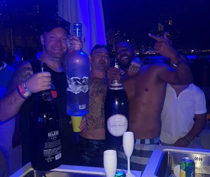 Amigo generoso: Brit, de golpear el jackpot, dio a sus compañeros de unas inolvidables vacaciones en Dubai Amigo generoso: Brit, de golpear el jackpot, dio a sus compañeros de unas inolvidables vacaciones en Dubai
