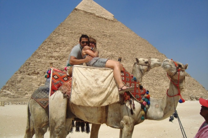 Amor jorobado: un pensionista tendrá que pagar a un hombre guapo de Egipto que la sedujo con camellos