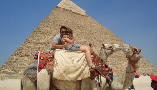 Amor jorobado: un pensionista tendrá que pagar a un hombre guapo de Egipto que la sedujo con camellos Amor jorobado: un pensionista tendrá que pagar a un hombre guapo de Egipto que la sedujo con camellos