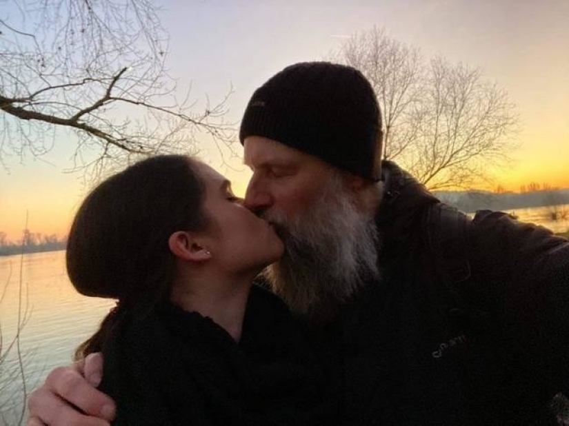 Amor para todas las edades: un estudiante se enamoró de un profesor de 27 años mayor que ella