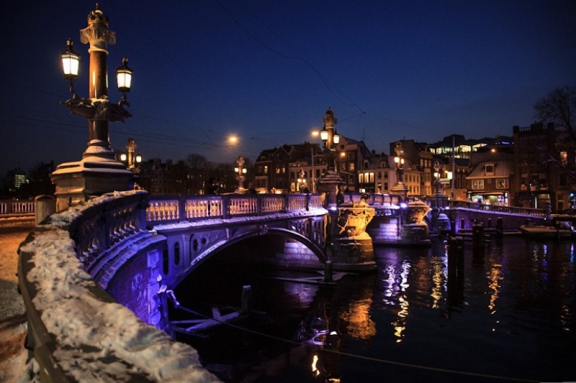 Amsterdam in figures and photos Amsterdam in figures and photos