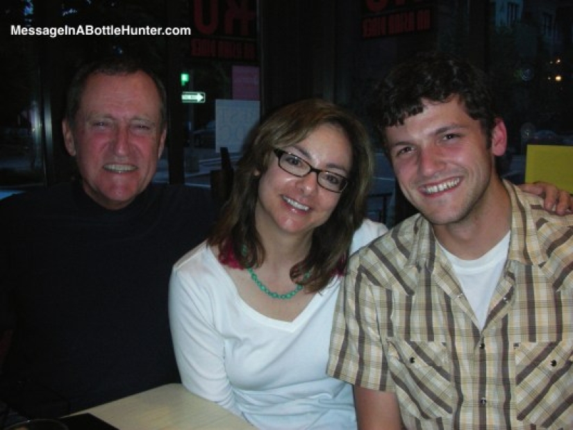 An American quit his job to wander the beaches and look for notes in bottles An American quit his job to wander the beaches and look for notes in bottles