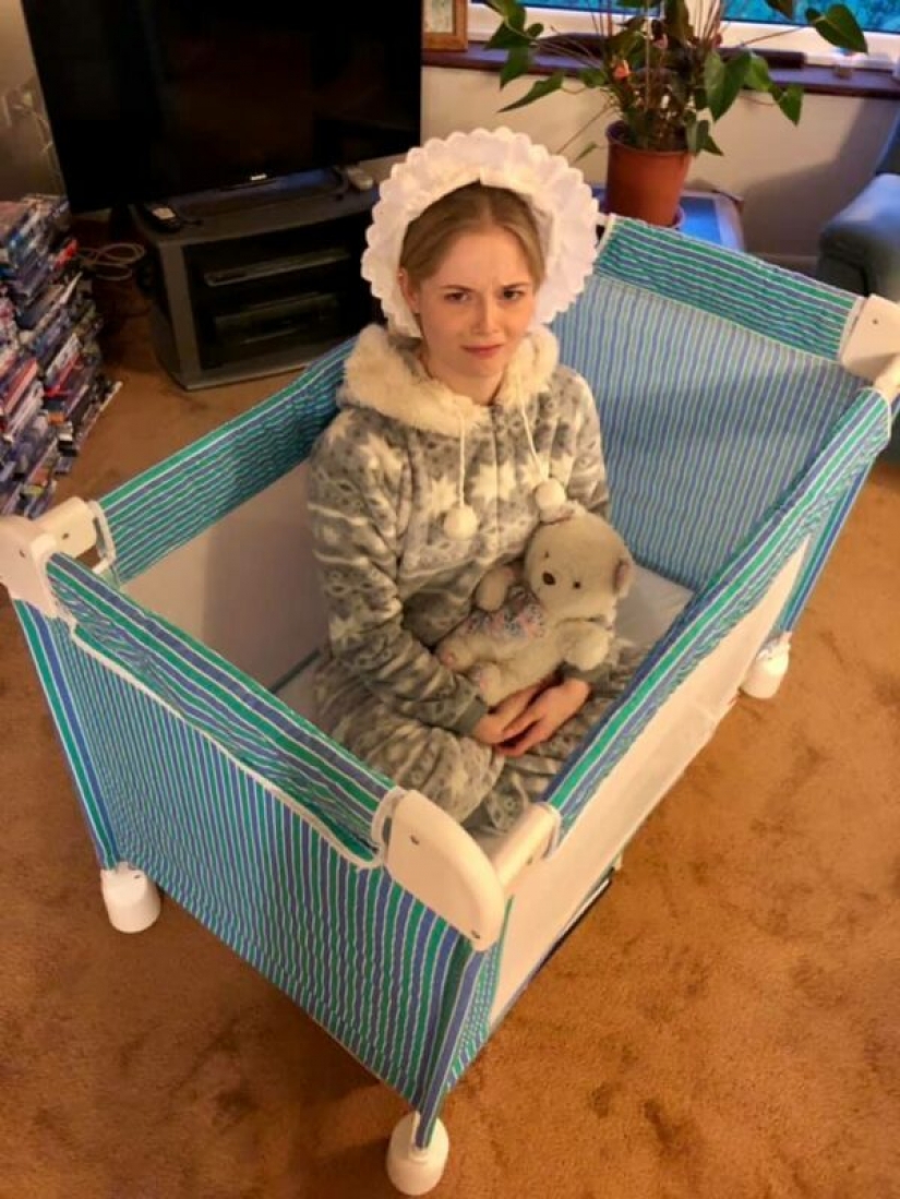 An American woman can sell any junk, creating a funny advertisement for it