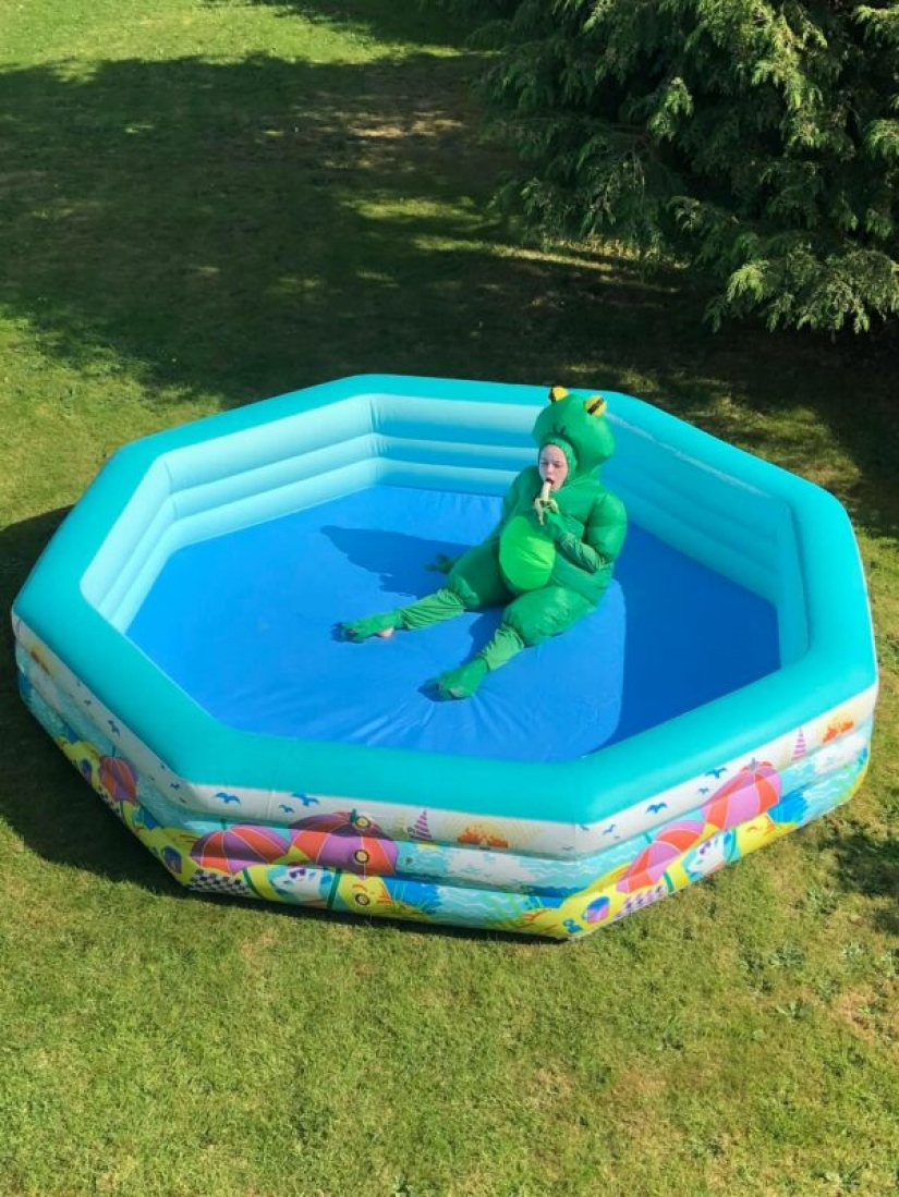 An American woman can sell any junk, creating a funny advertisement for it