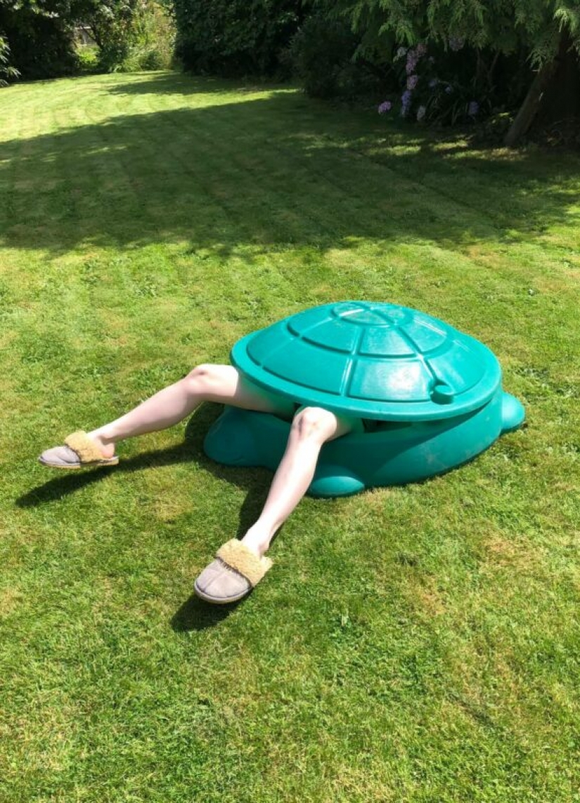 An American woman can sell any junk, creating a funny advertisement for it