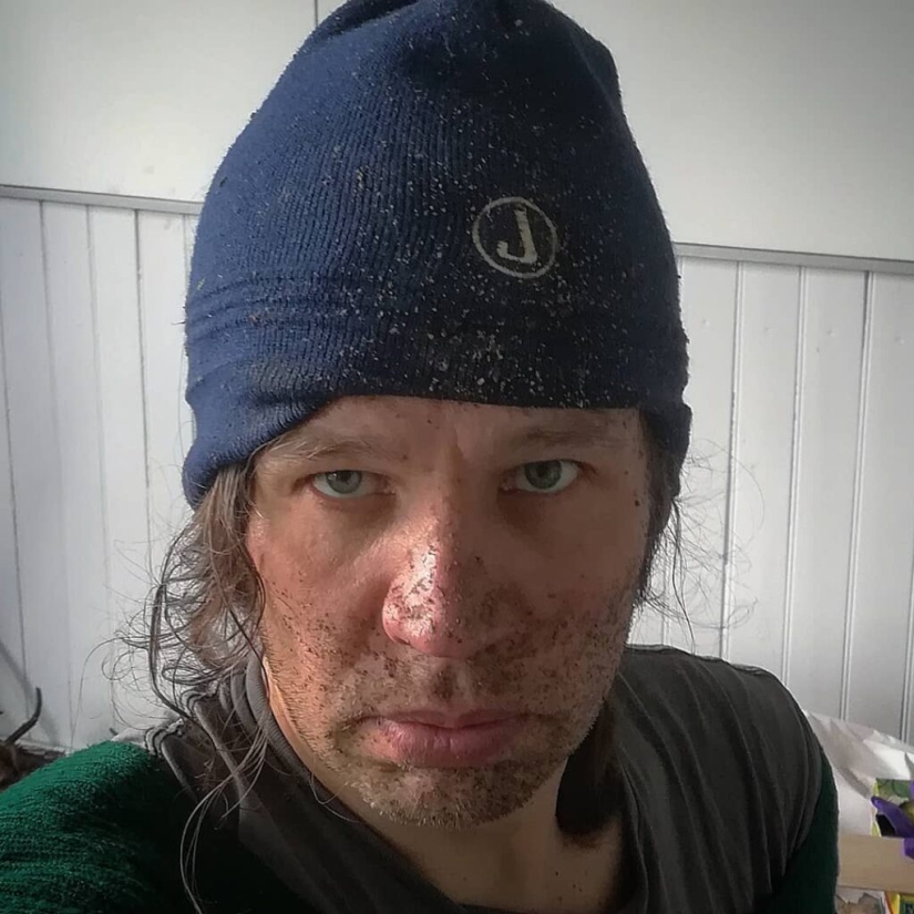 An ideal hole appeared in the forest thicket near an Estonian village and puzzled netizens