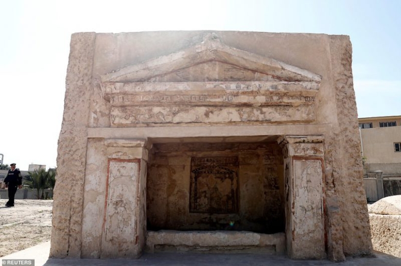 Antique treasures: ancient Egyptian catacombs, full of amazing artifacts, open to the public