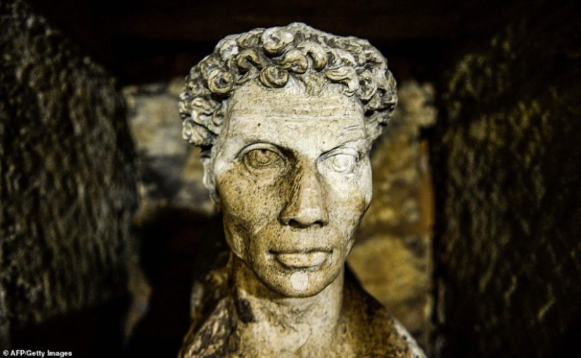 Antique treasures: ancient Egyptian catacombs, full of amazing artifacts, open to the public