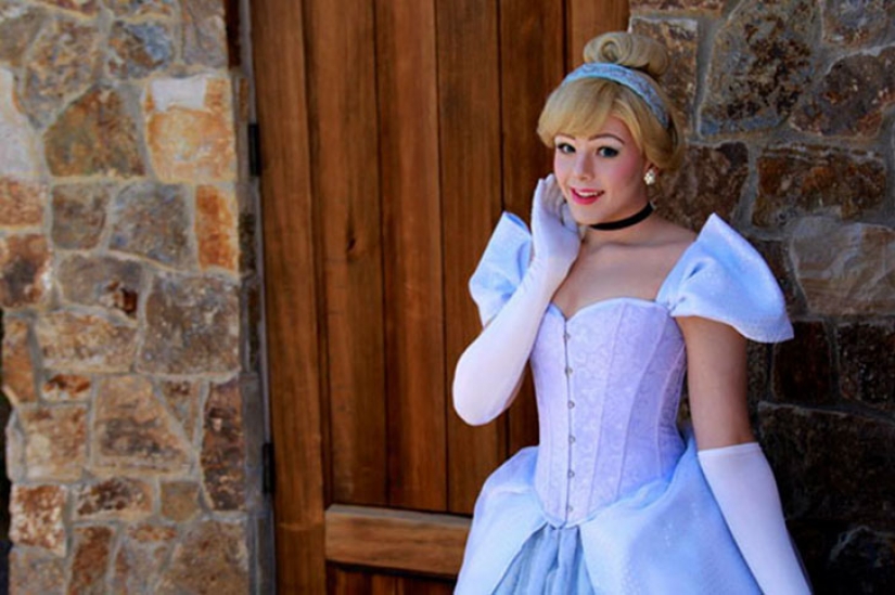 Bajo las imágenes de estas princesas de Disney se esconde... un tipo que sabe hacer las paces