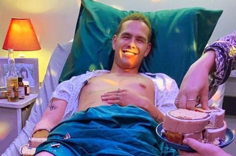 Bebé o pastel? Los usuarios de las redes sociales están seguros de que la foto del chef de pastelería británico con su hija es falsa Bebé o pastel? Los usuarios de las redes sociales están seguros de que la foto del chef de pastelería británico con su hija es falsa