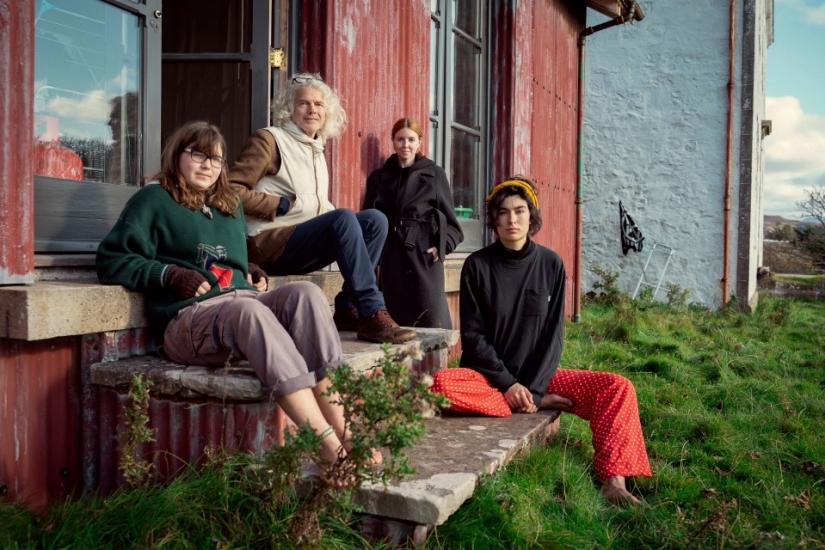 "Beggar" millionaire: a rich man from the UK has abandoned the benefits of civilization and lives on a remote island "Beggar" millionaire: a rich man from the UK has abandoned the benefits of civilization and lives on a remote island